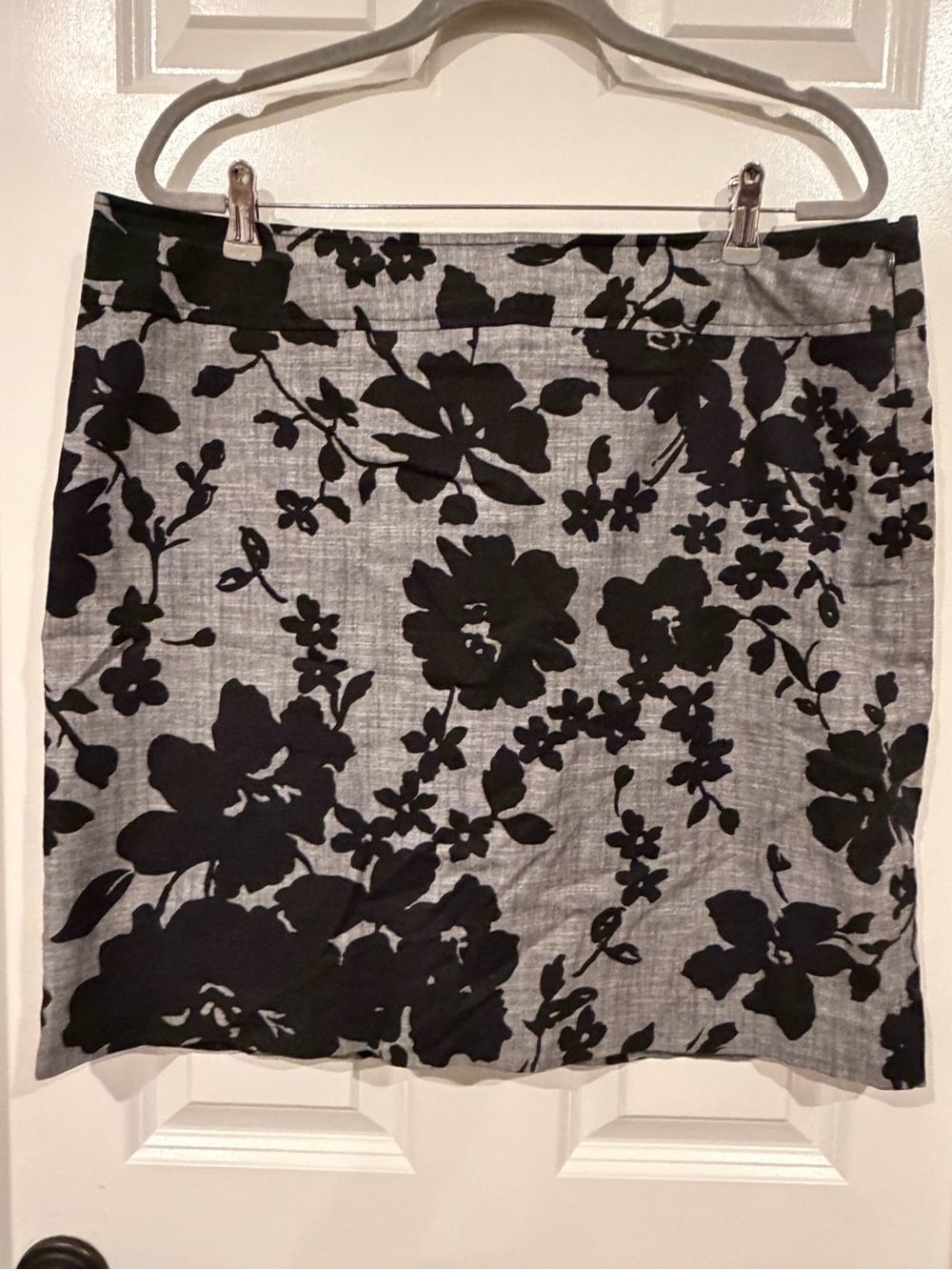 Ann Taylor Black Floral Pencil Skirt on Gray 16
